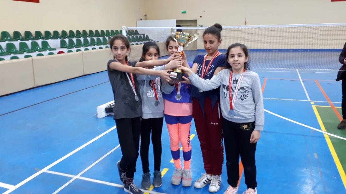 Okulumuz 2018-2019 Küçük Kızlar Badminton İl Birincisi olmuştur